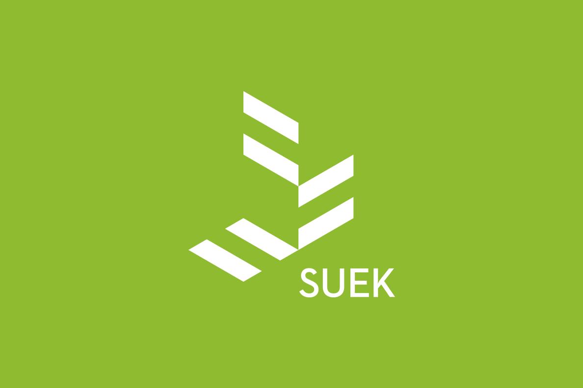 Suek logo vihreällä taustalla